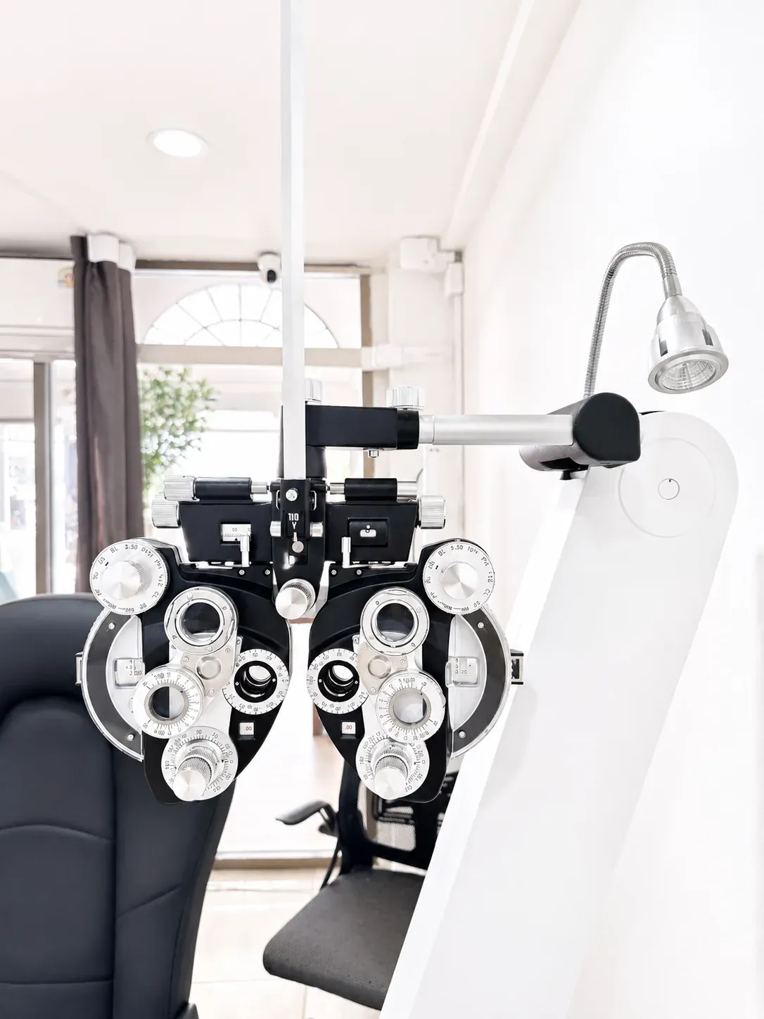 เครื่องตรวจวัดสายตาในห้องตรวจของร้าน