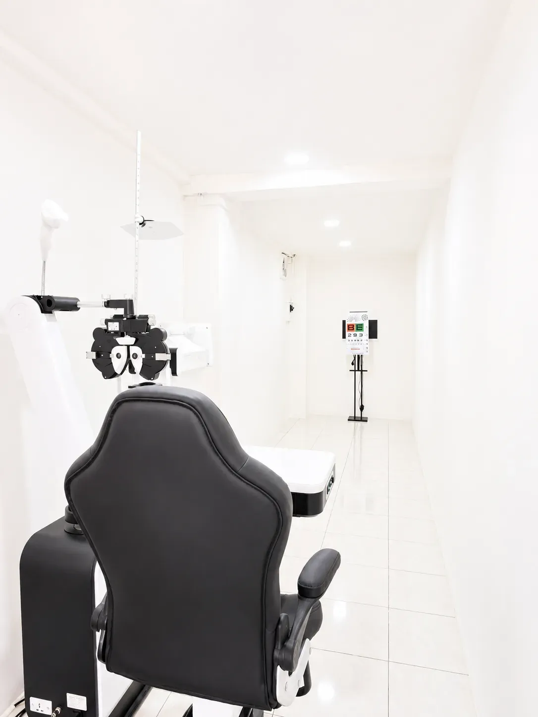 ห้องตรวจวัดสายตาพร้อมเก้าอี้และเครื่องตรวจ