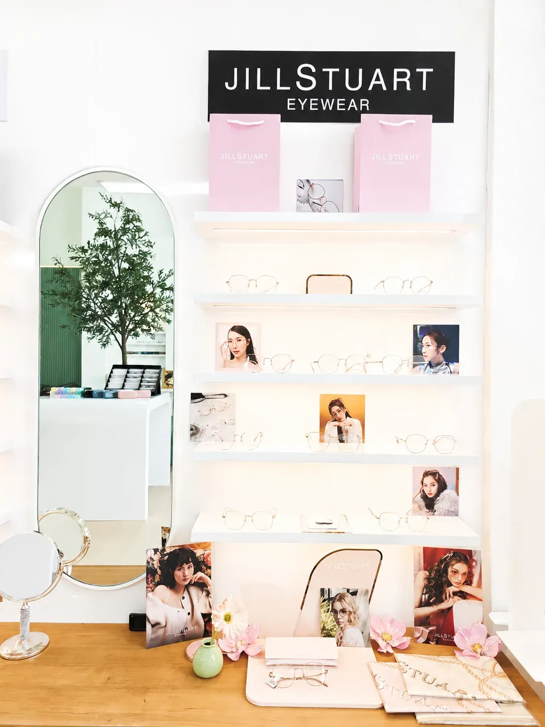 ชั้นวางกรอบแว่น JILLSTUART ภายในร้าน
