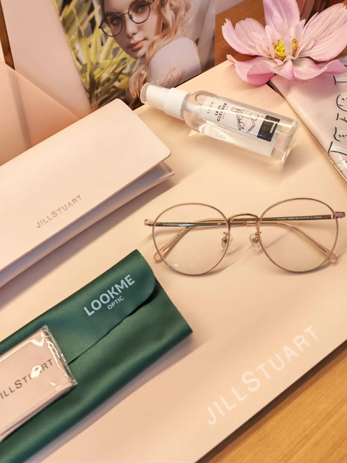 แว่น JILLSTUART สีโรสโกลด์ พร้อมชุดผ้าเช็ดและกล่องของร้าน
