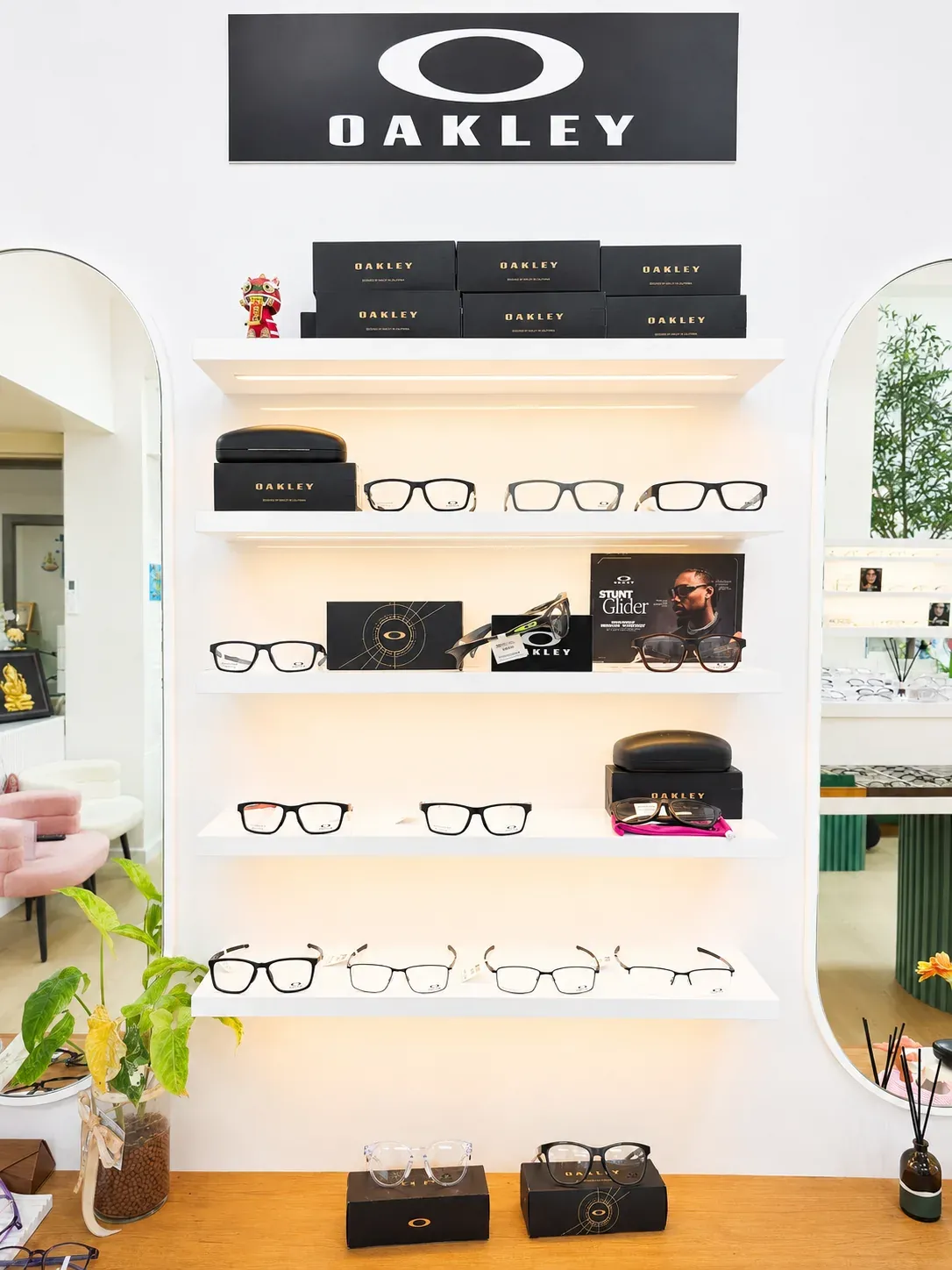 ชั้นวางกรอบแว่น Oakley ภายในร้าน