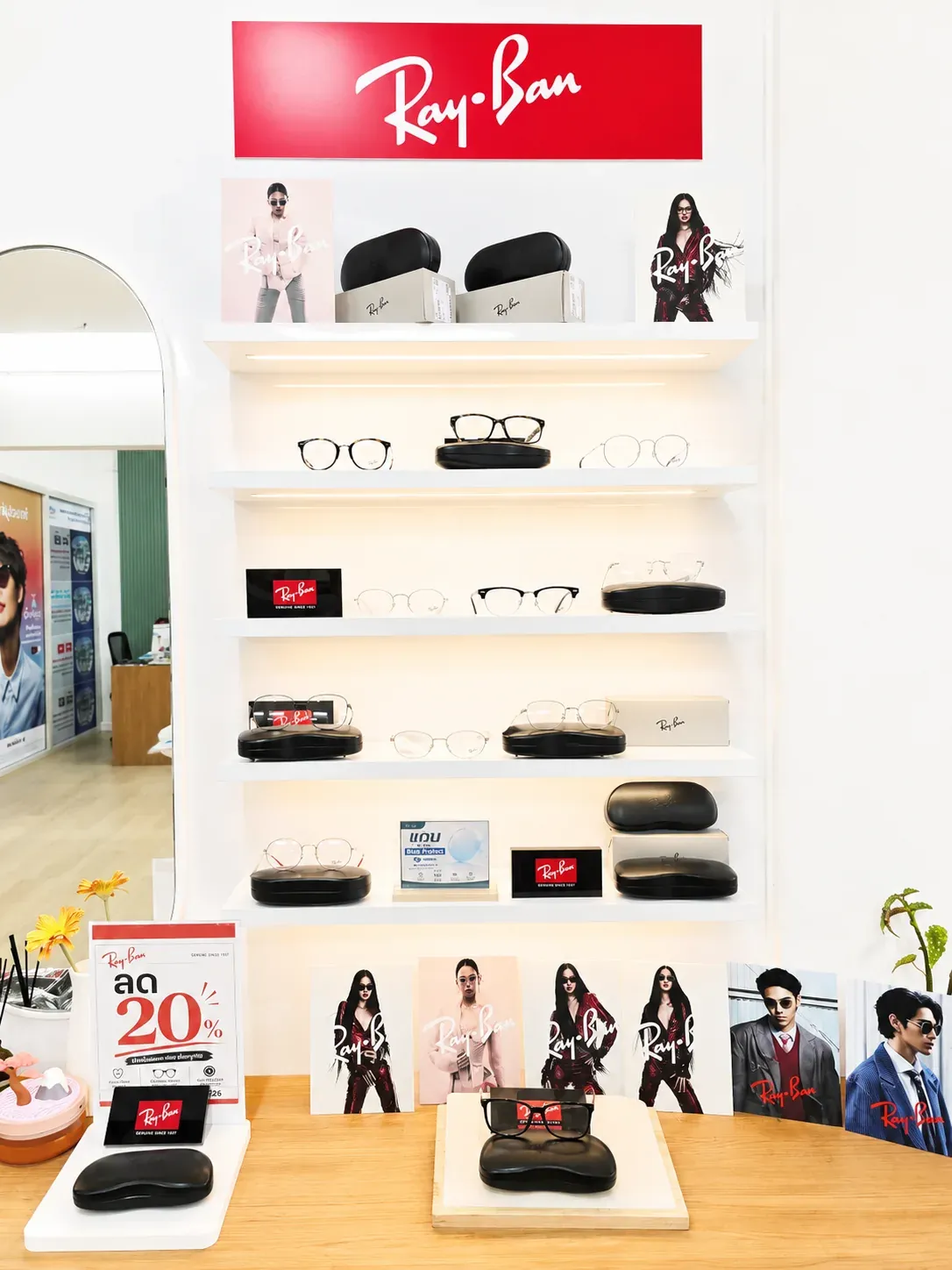 ชั้นวางกรอบแว่น Ray-Ban ภายในร้าน