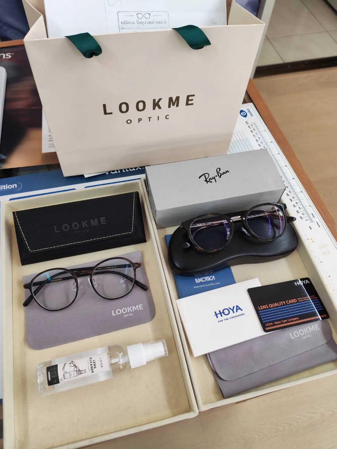 แว่น Ray-Ban คู่เลนส์โปรเกรสซีฟ HOYA ในกล่องส่งมอบของร้าน